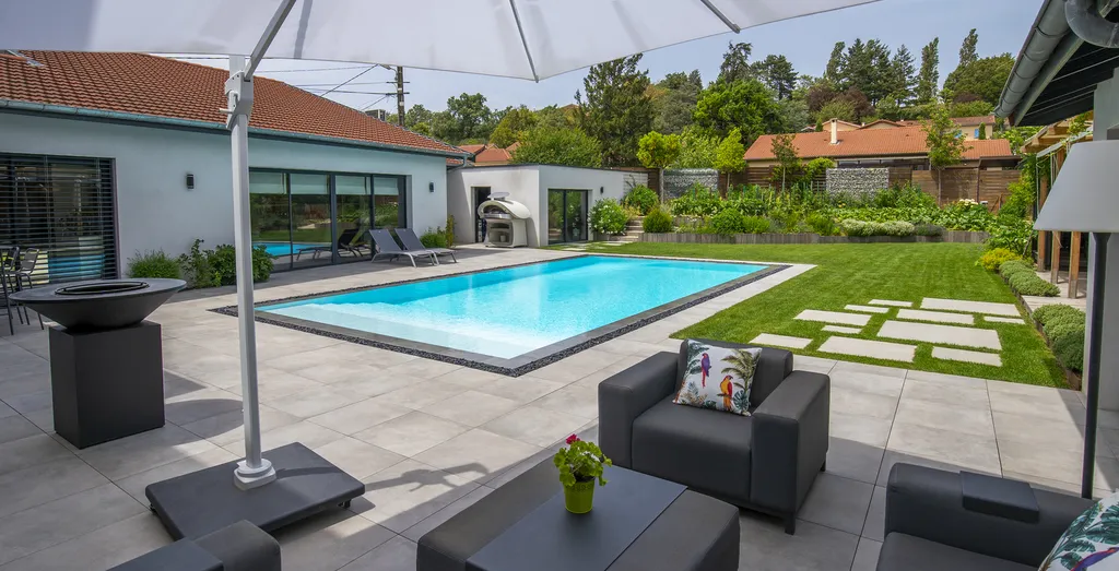 Rénovation de piscine, installation de pergola et sauna extérieur avec potager paysager à Toussieu (69780)