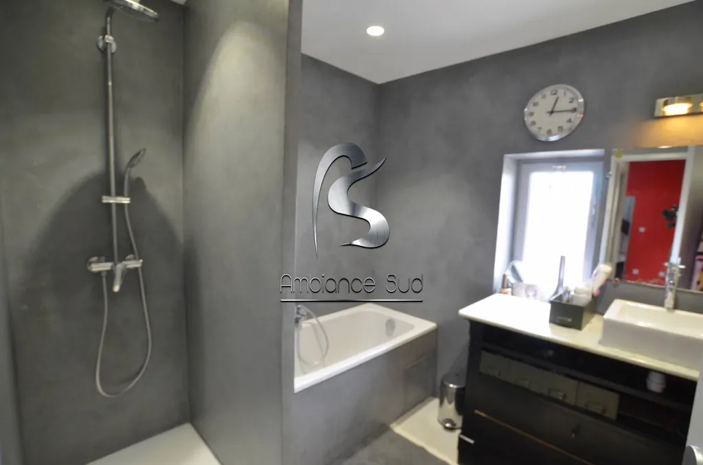 Modernisation d’une salle de bain en béton ciré taloché gris anthracite à Aix en Provence dans le 13