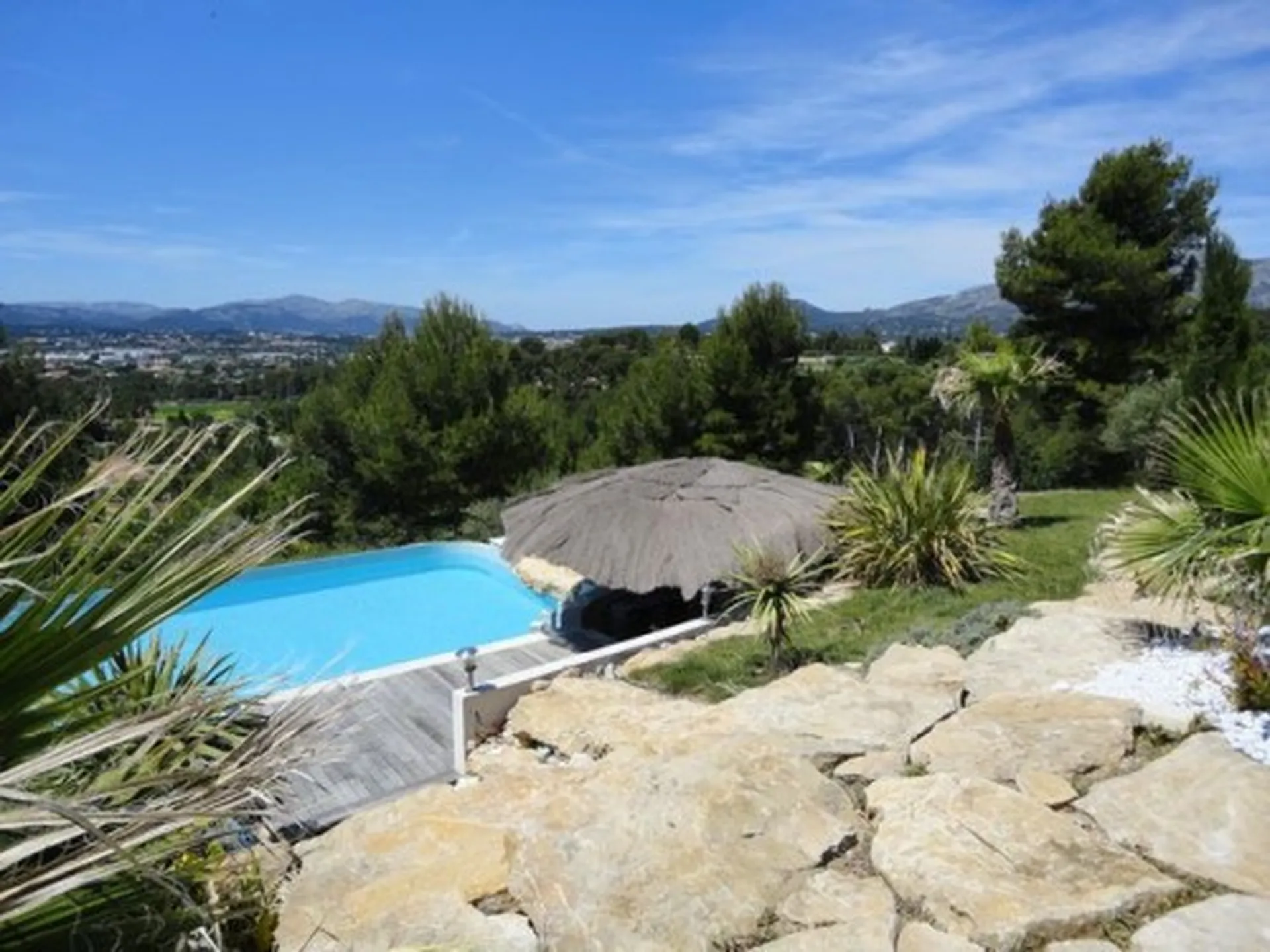 GEMENOS VENTE Maison 5 Gémenos de 225m² sur 8000m² avec piscine et T3 indépendant 