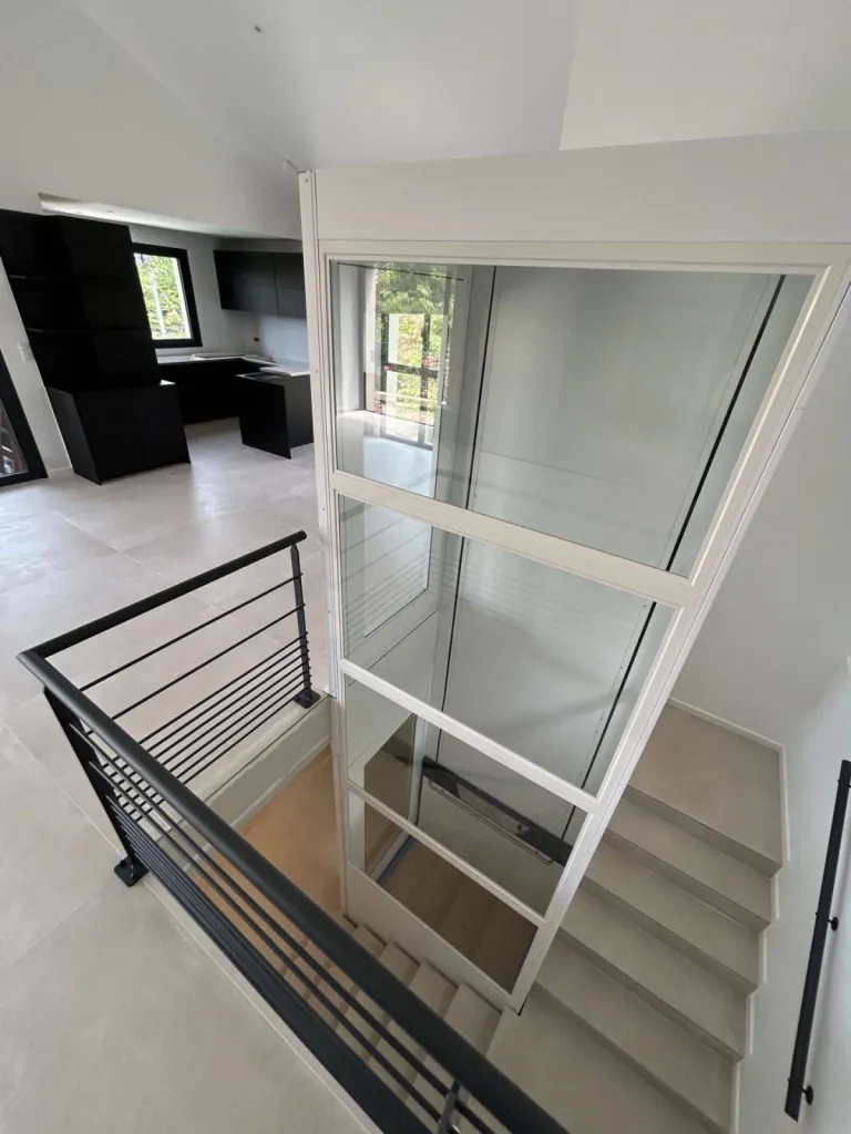 L'ascenseur de maison NAMILIFT PL400 transporte également la lumière au travers de ses parois vitrées dans cette maison rénovée sur 2 niveaux entre Marseille & Toulon
