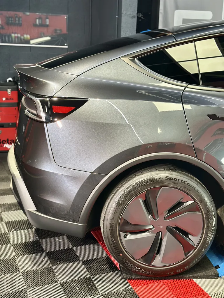 traitement céramique chez EMB DETAILING spécialiste Tesla sur Vaugneray 