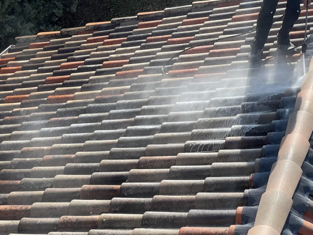 Nettoyage de toiture en tuile mécanique Romane d'une maison individuelle sur Martigues