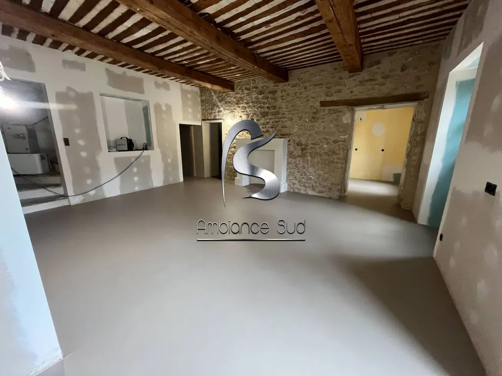 Réalisation des sols d’une ancienne maison en résine minérale effet béton ciré coulé à Oppède, à côté de Gordes dans le Lubéron