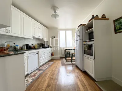Beau triplex de 180 M2 avec terrasse et jardin à Saint Germain en Laye, à 3 mn à pied du RER A, proche Place du Marché.