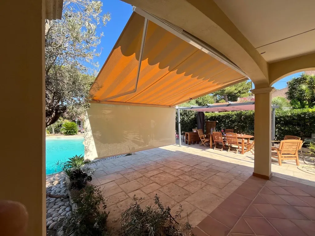 Mise en place d'un store banne Marquises Onyx sur Fuveau