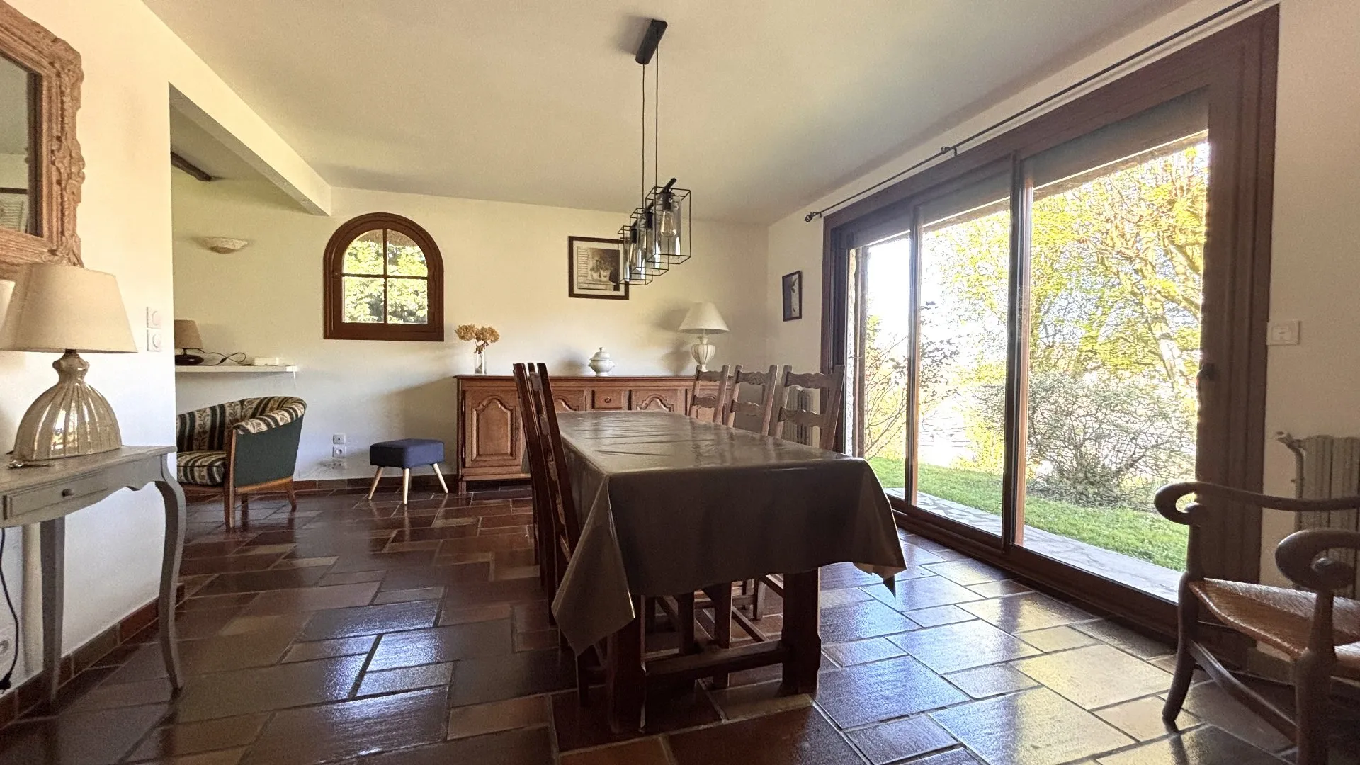 Jolie maison en toit de chaume avec 4 chambres avec sous-sol complet, proche du centre-ville du Tréport (76470), Normandie.