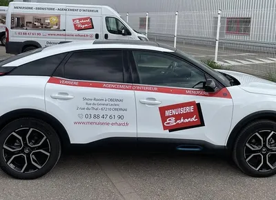 Marquage publicitaire sur véhicule Citroën réalisé à Obernai : pose de lettrage adhésif haute performance et logo d'entreprise.