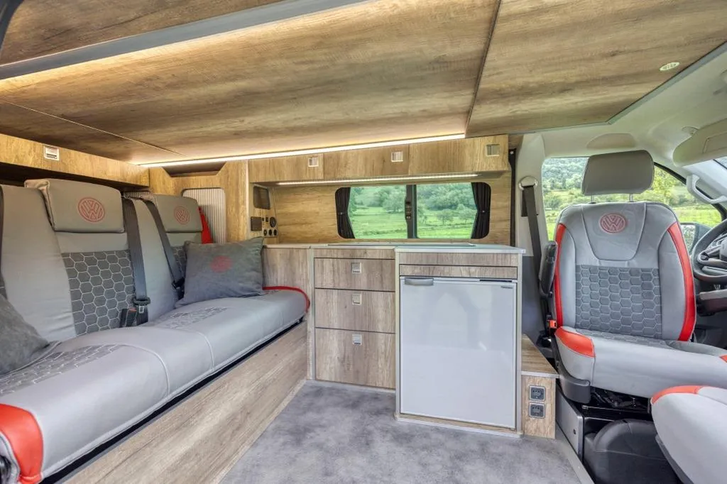 Spécialiste aménagement intérieur VW T6.1 Long full options à Annecy : transformation van premium en Haute-Savoie