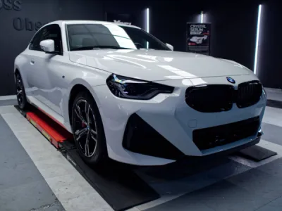 La pose sur mesure du film de protection PPF XPEL sur cette BMW Série 2 garantit une finition parfaite et invisible réalisée chez Gloss Obsession.