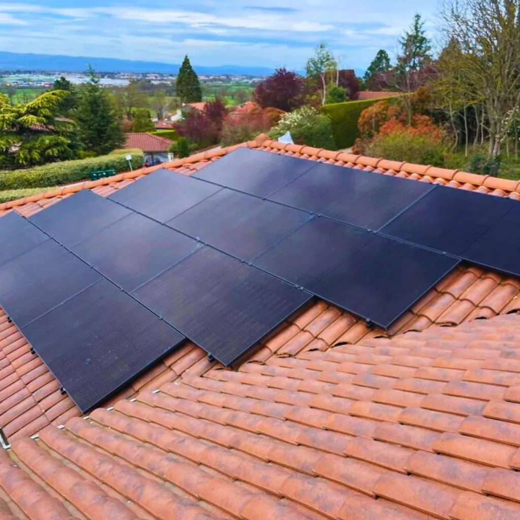 Installation par 3 Baies de 12 panneaux photovoltaïques Dualsun pour une puissance totale de 6 kWc à Saint-Bonnet-les-Oules dans la Loire