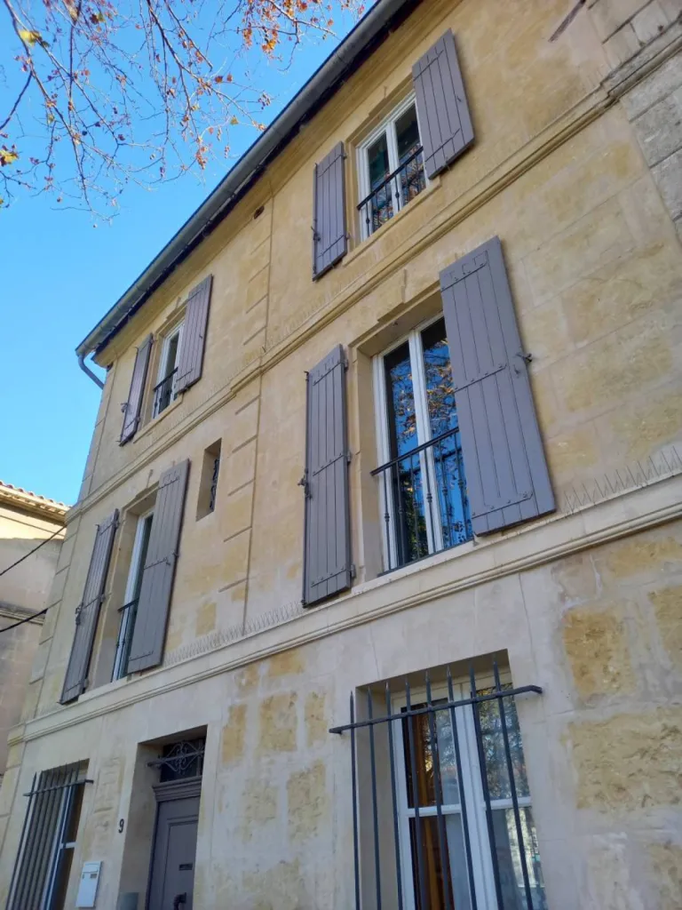 équipement anti pigeons sur facade maison de ville en arles 13200