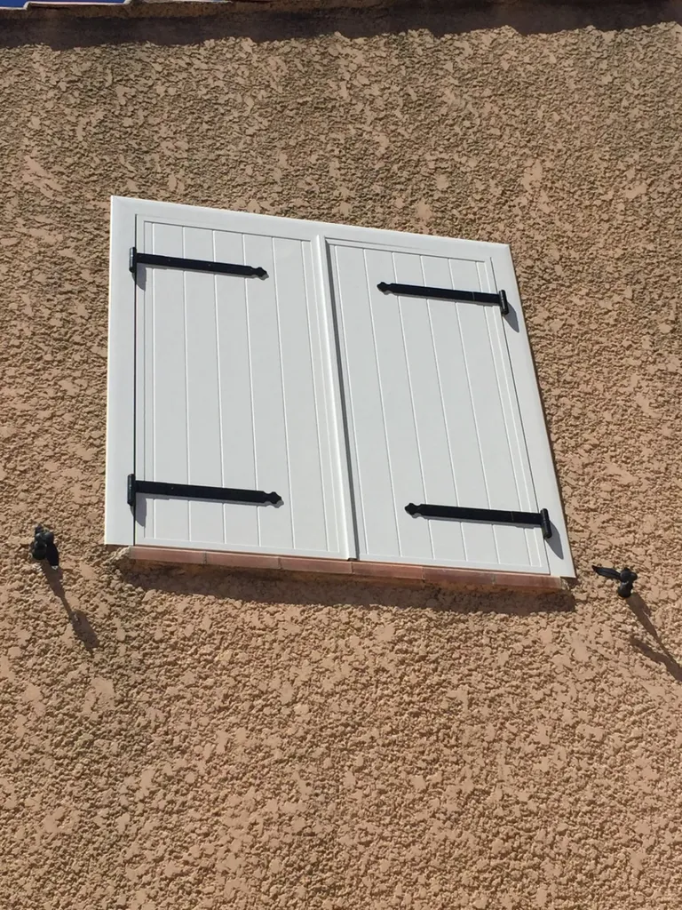 Volets battant isolé blanc sur Martigues