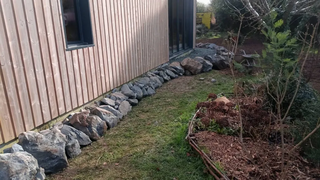Réalisation d'un aménagement de jardin avec enrochement paysager à ST JOUIN BRUNEVAL