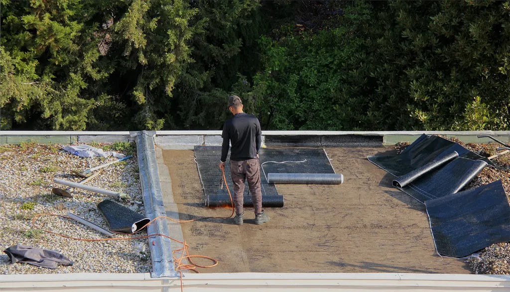 Entreprise étanchéité toiture avec résine liquide et rénovation toiture terrasse isolée à Fréjus dans le Var