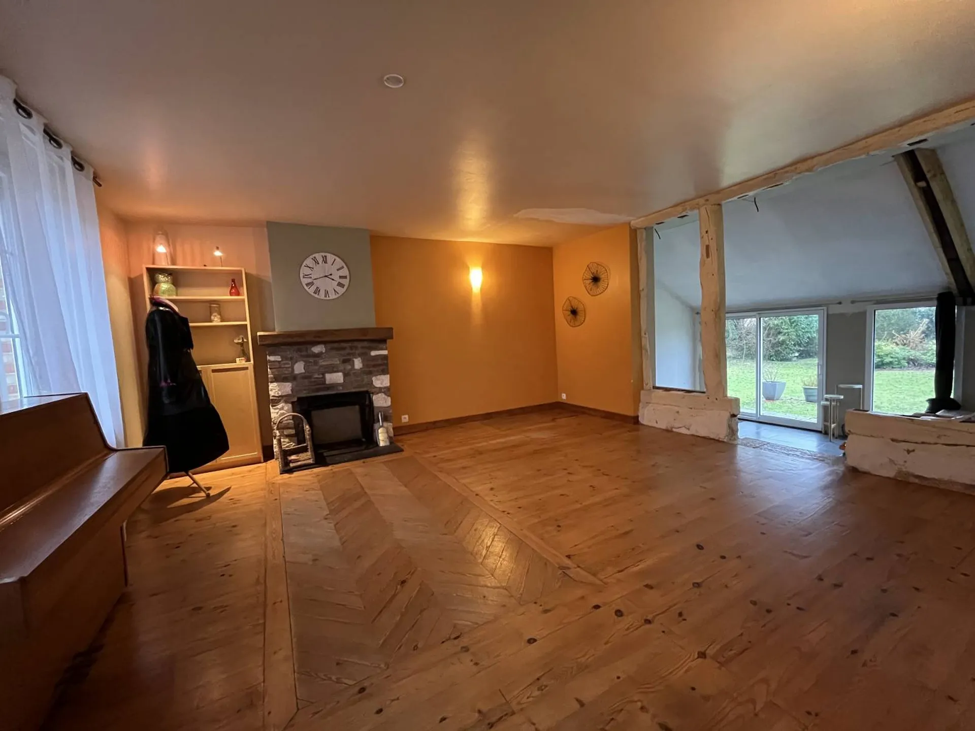 Maison de caractère, à vendre, offrant de beaux volumes, située à Betteville