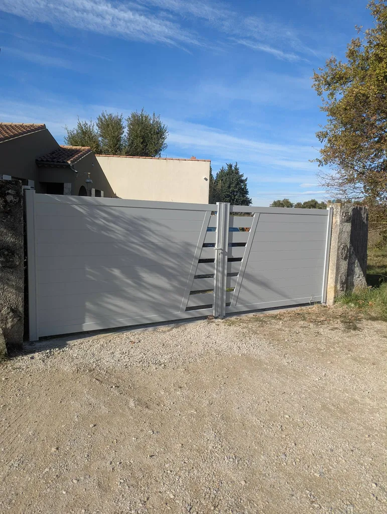 Portail semi ajouré en Aluminium 