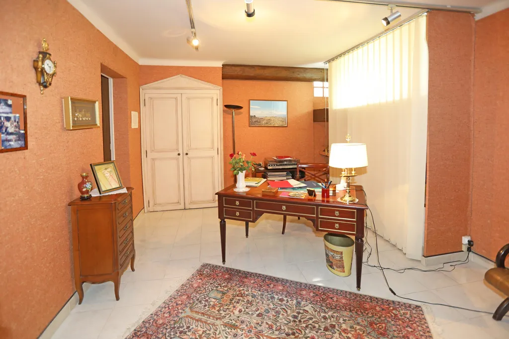 proche Avignon, propriété avec maison de gardien, piscine et parc clos.   