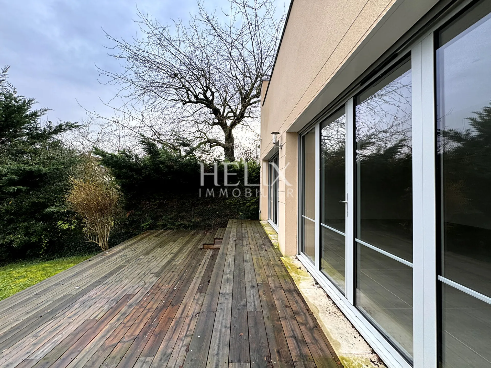 A louer maison contemporaine de 162 M² environ, parcelle environ 500 M² située dans un quartier résidentiel à Saint Germain en Laye, le calme, à proximité des écoles, collèges et lycées. 