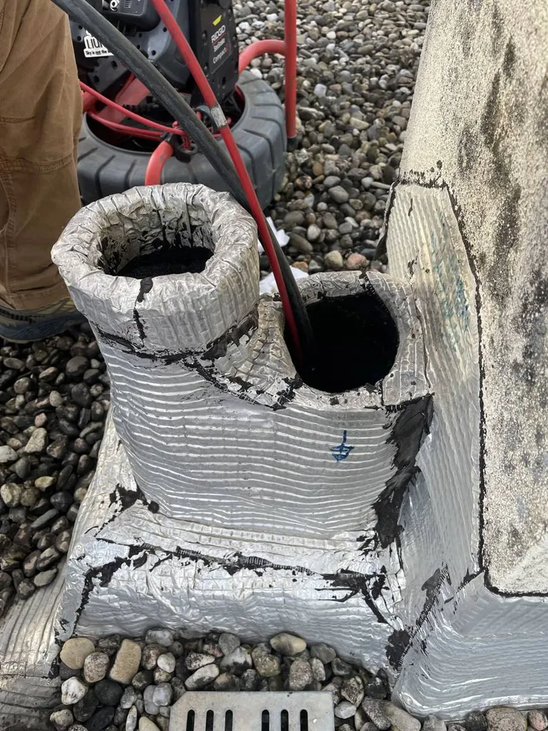 fraisage colonne eaux vannes (EV) immeuble 3 étages Bagnols sur Cèze dans le Gard 