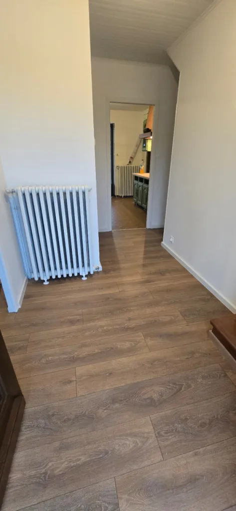 Pose de revêtement stratifié avec plinthes blanches et installation de revêtement PVC décoratif collé à Molsheim