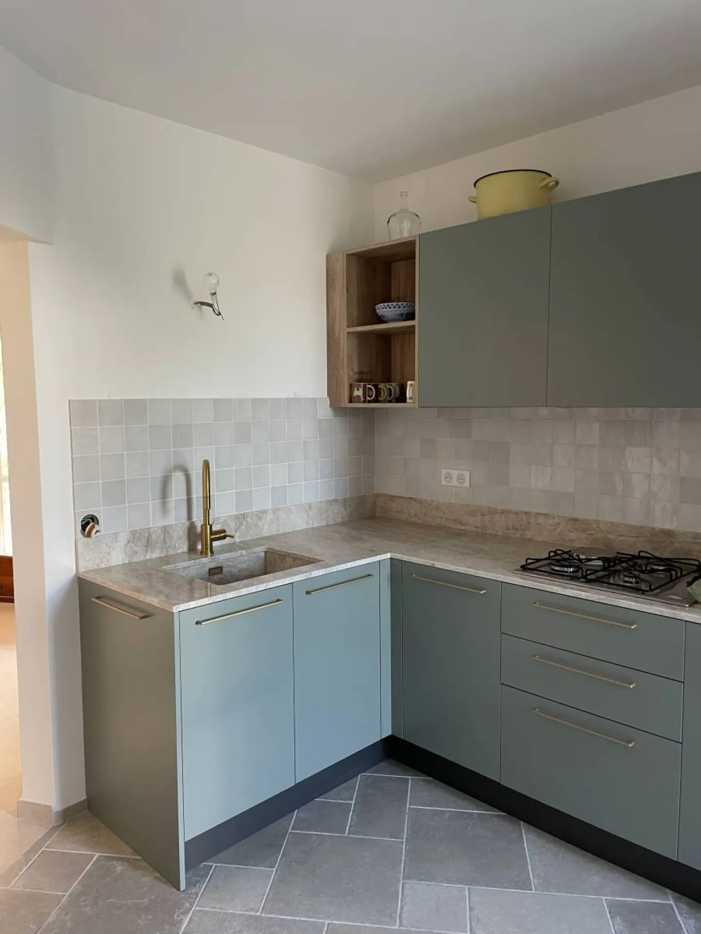 Photo d'une cuisine italienne originale au style vintage installée à La Cadière d'Azur dans le Var