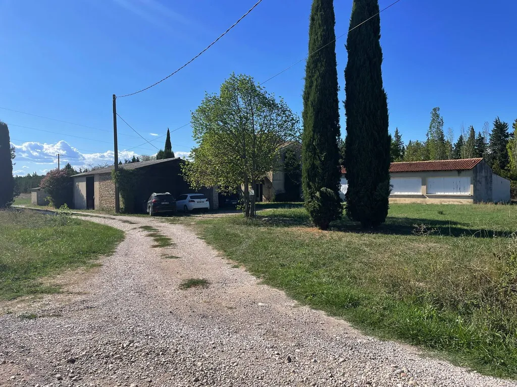 à Monteux, ferme à rénover sur 1,5 ha dans quartier calme proche centre ville   