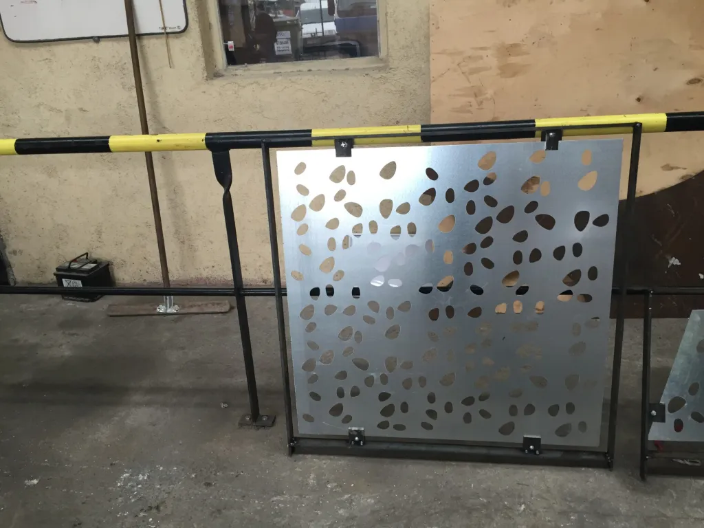 TOLES OXYCOUPEE SUR MESURE POUR GARDE CORPS DE SECURITE SUR MESURE AVEC LARGE CHOIS DE MOTIFS MARSEILLE