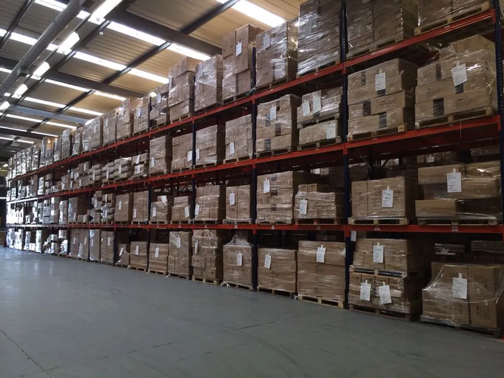 Installer un rack à palettes robuste pour le stockage lourd en entrepôt à Toulouse, Paris et en Occitanie