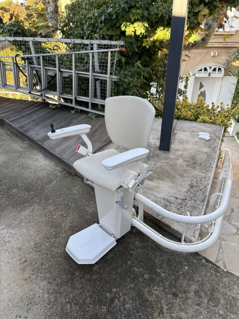Prises de mesures au top pour des courbes au plus juste pour ce fauteuil monte escalier OTOLIFT TWO spécifique pour l'extérieur installé à Marseille dans un escalier tournant