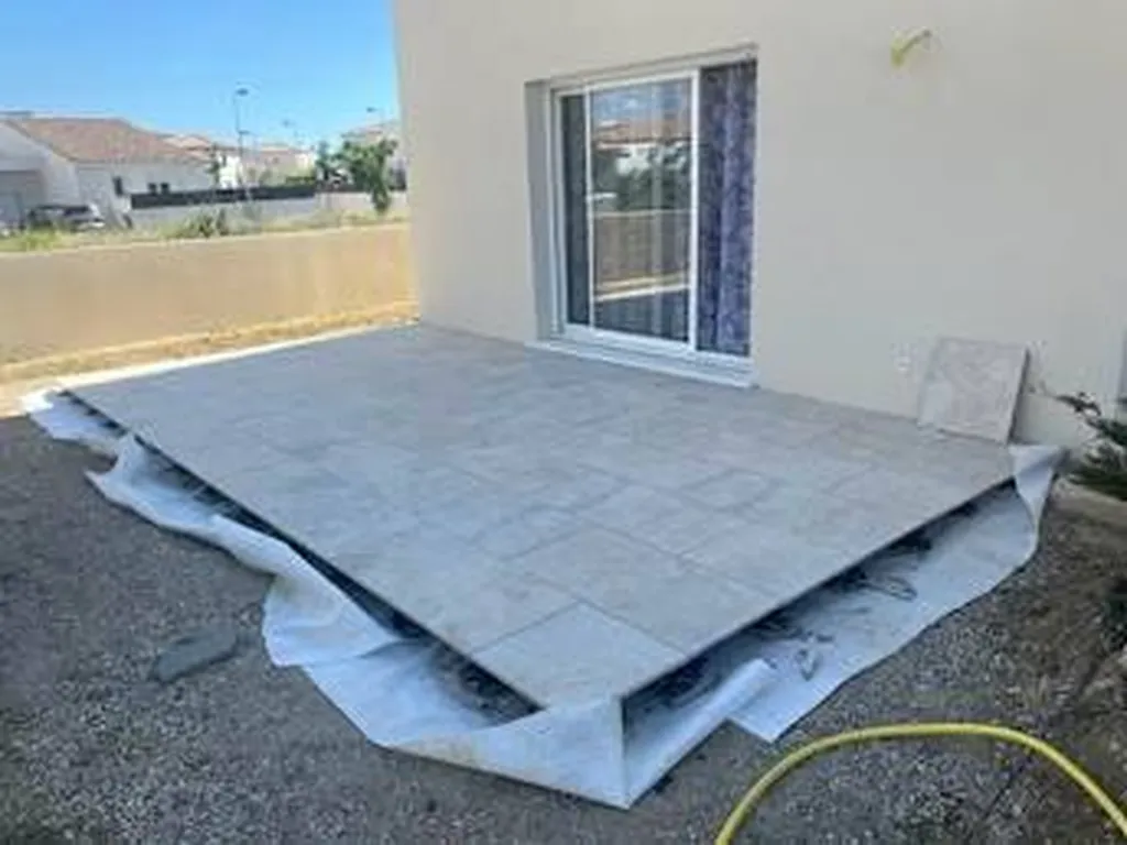 CARRELAGE GRES CERAME EFFET TRAVERTIN IZMIR  50 X 100 X 2 CM POSE SUR PLOTS (8) SUR CEZE & PONT SAINT ESPRIT - GARD - 30