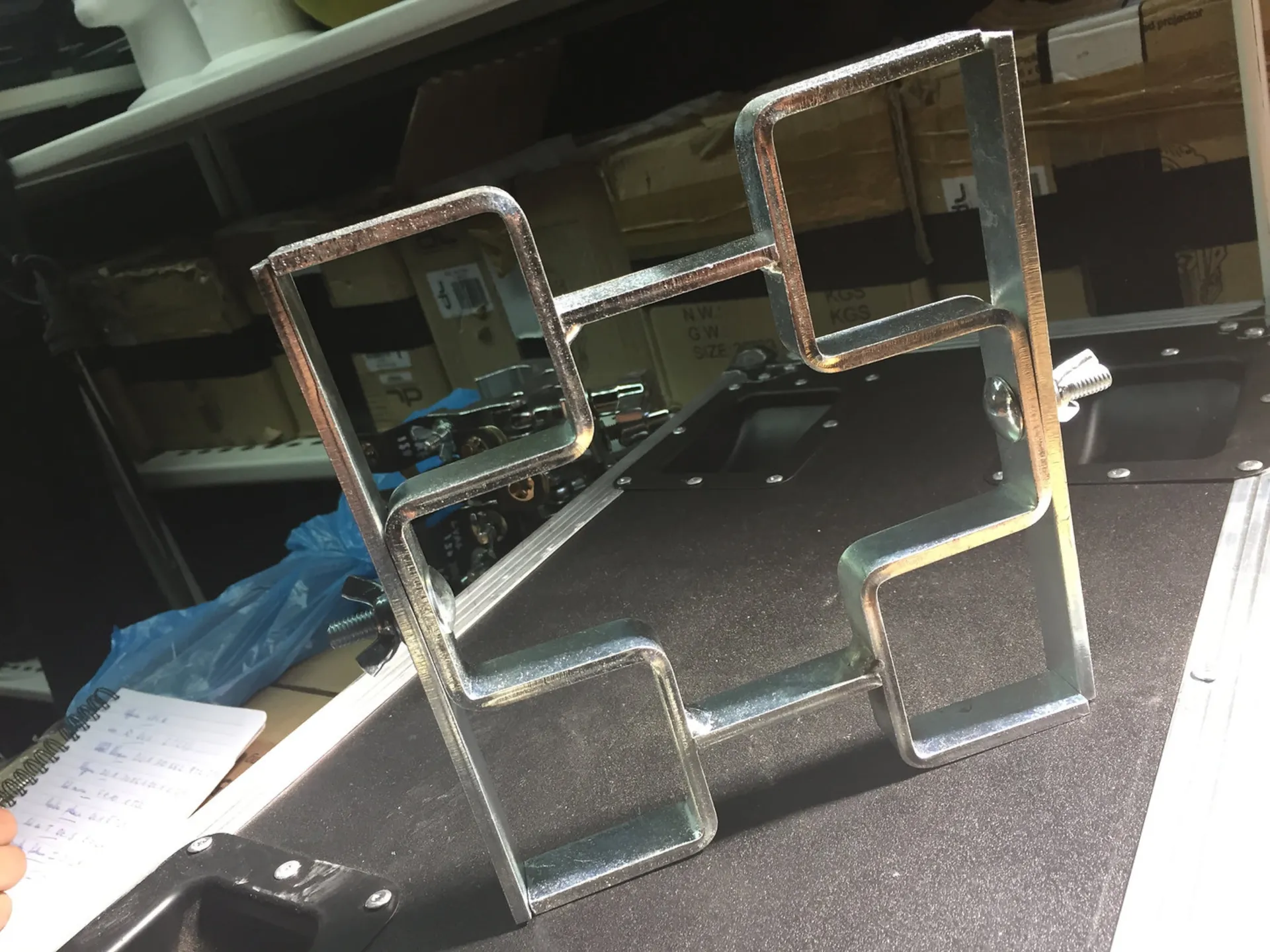 FIXATION / SECURITE POUR 4 PIEDS PODIUMS