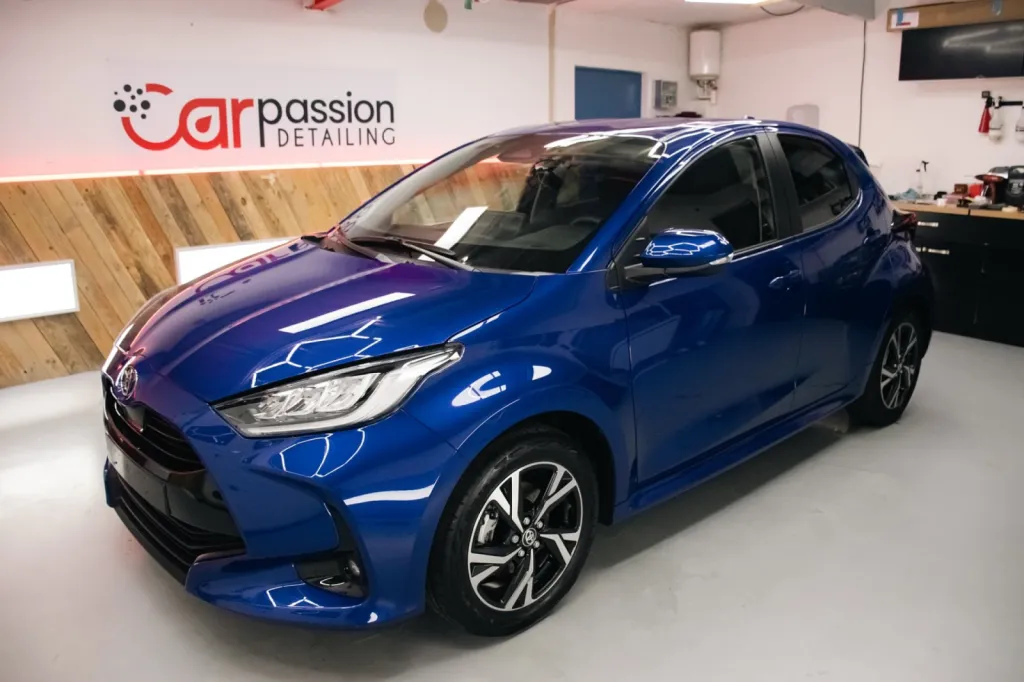 Protection combinée PPF face avant et traitement céramique intégral sur Toyota Yaris à Senlis