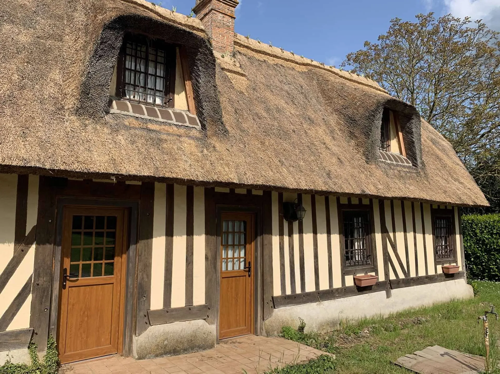 Dans le SUD PAYS D'AUGE Région de LISIEUX (CALVADOS) CHARMANTE CHAUMIERE