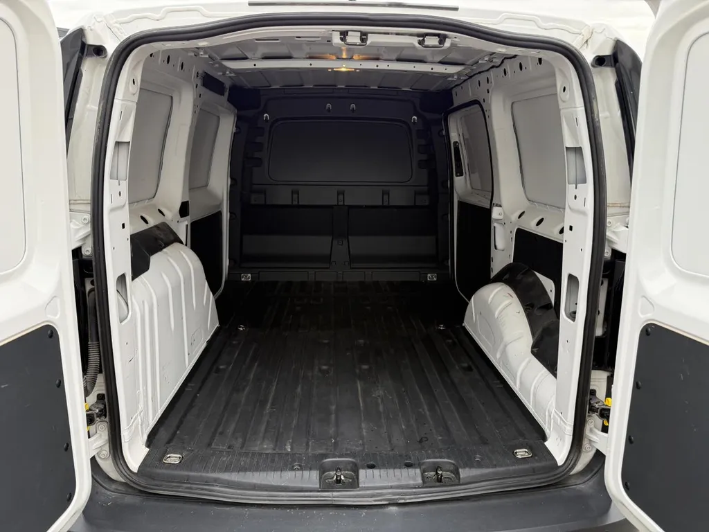 Volkswagen Caddy Cargo Maxi d’occasion à Rouen : utilitaire diesel 102 ch disponible chez votre concessionnaire Caudebec Automobiles.