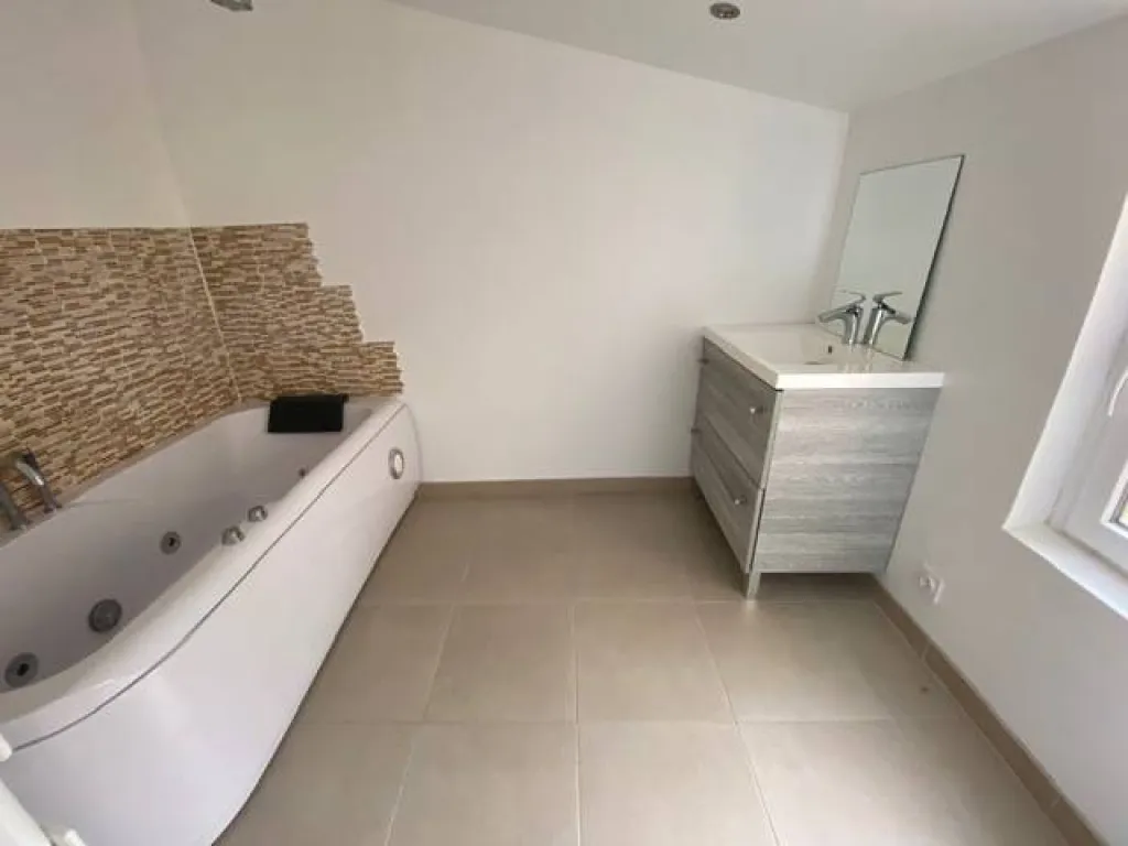 A acheter magnifique longère rénovée de 91m² sur un terrain de 650m² sans vis à vis sur la commune de CAUDEBEC LES ELBEUF 76320