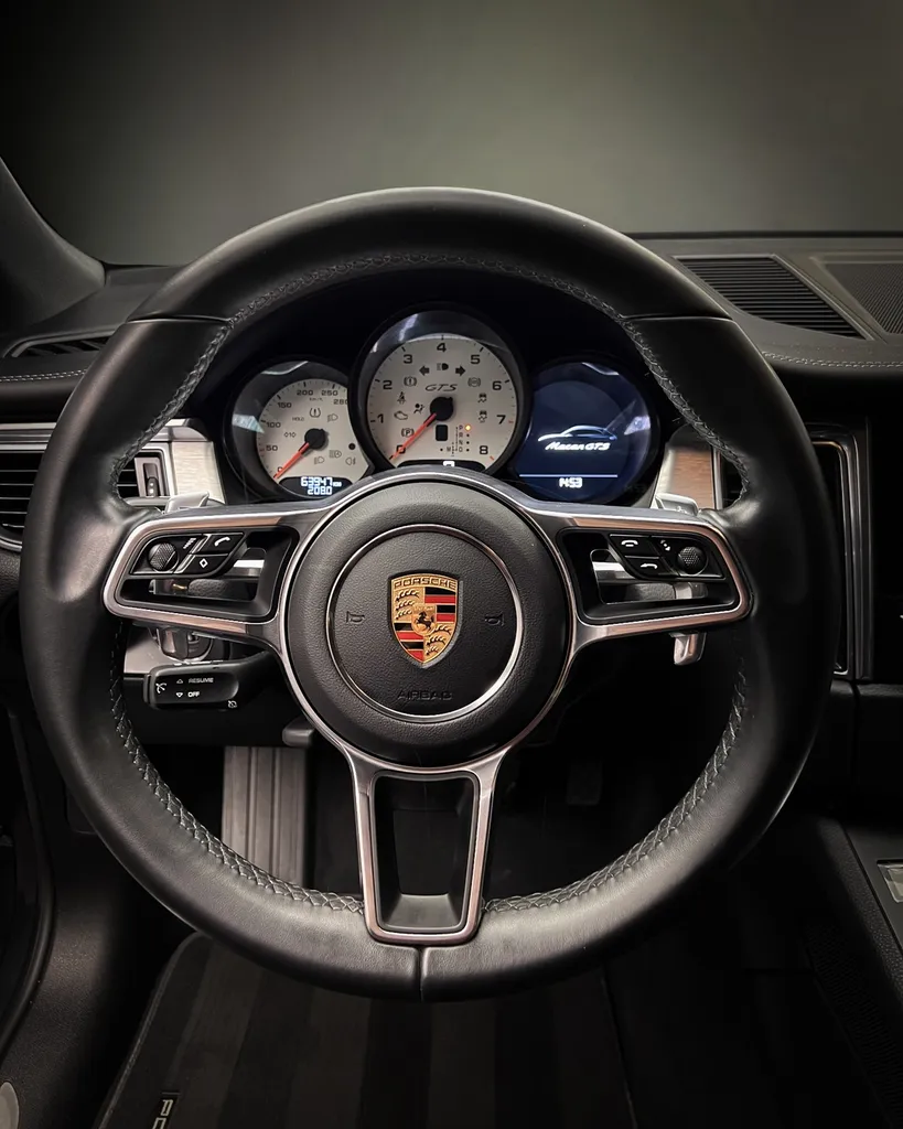 Nettoyer l’intérieur d’une Porsche Macan GTS chez DSP Service à Le Mans