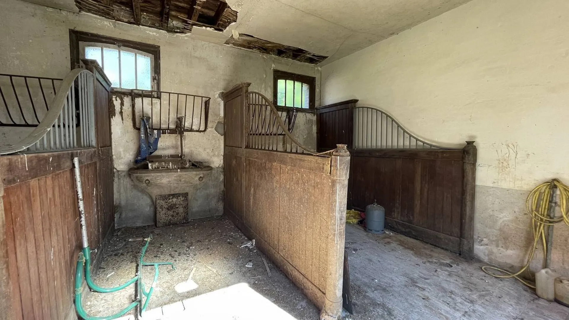 SOUS COMPROMIS Corps de ferme à rénover, proche de Forges les Eaux 76, Normandie
