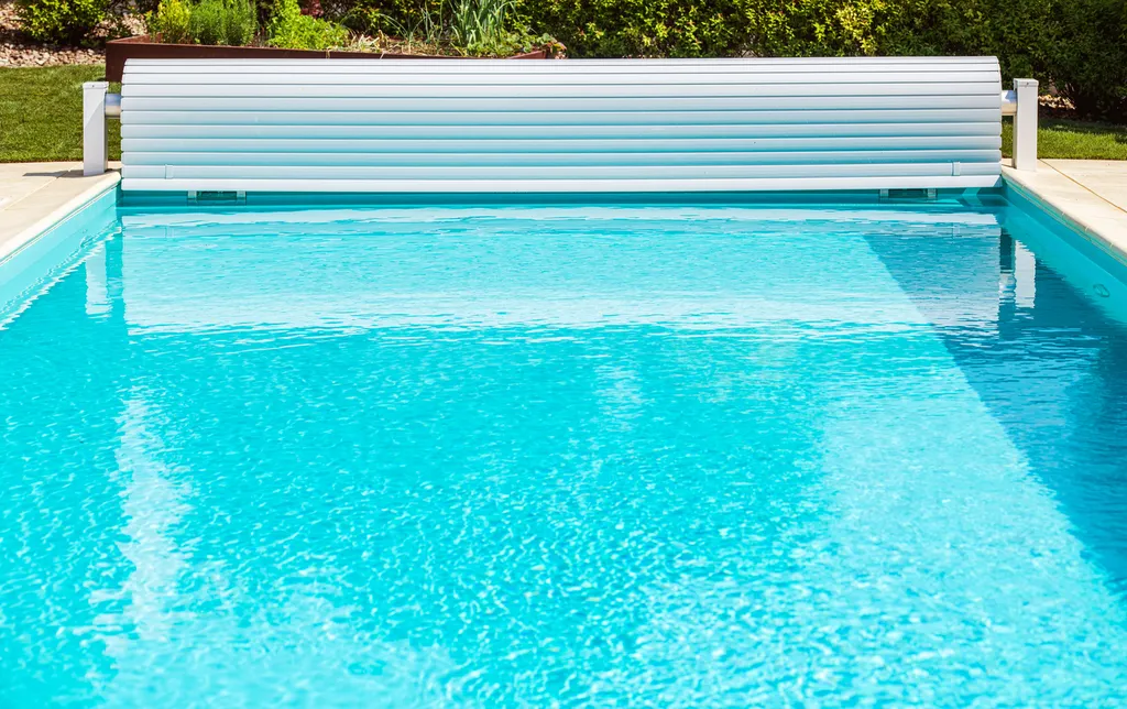 Installation de volet roulant de piscine à Bordeaux : pourquoi protéger votre bassin améliore la sécurité et la qualité de l’eau ?