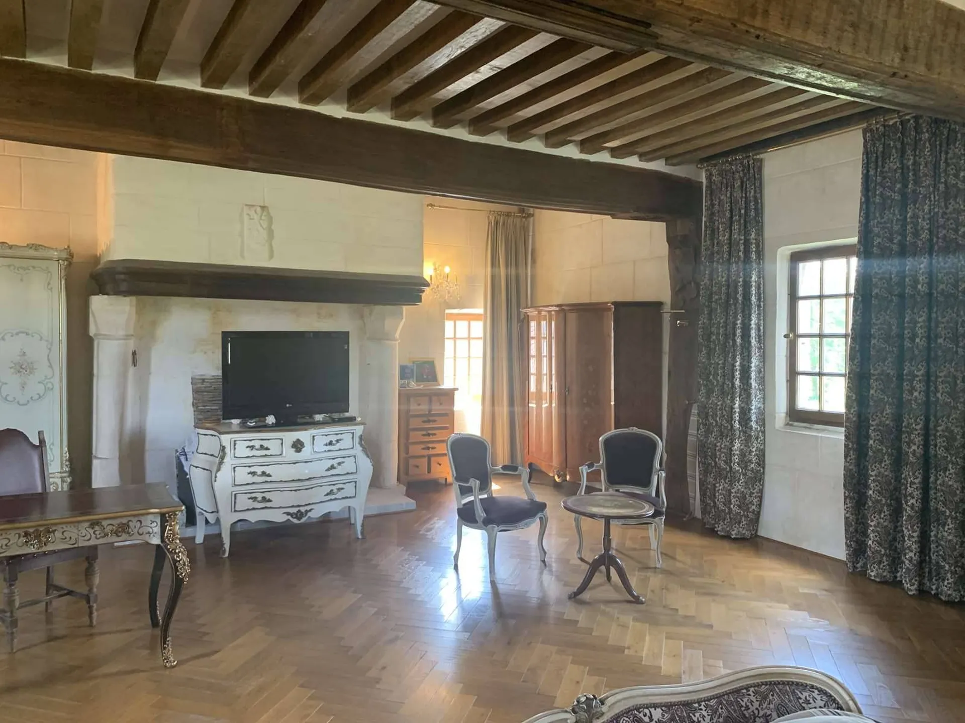 DANS LA VALLEE DE LA RISLE (EURE) MANOIR NORMAND EN PIERRES ET COLOMBAGES