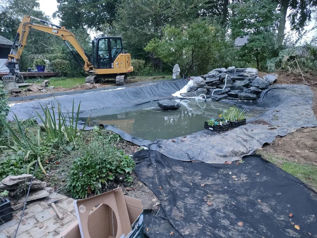Terrassement et creusement d'un trou pour bassin