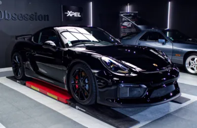 Traitement céramique Gtechniq appliqué sur la Porsche Cayman GT4, créant une barrière hydrophobe qui protège la peinture tout en améliorant la brillance et en facilitant le nettoyage.