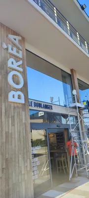 Film solaire miroir sans tain de type Vista 90 xc pour vitres de commerce à Aix en Provence – Confidentialité visuelle et confort thermique en région PACA