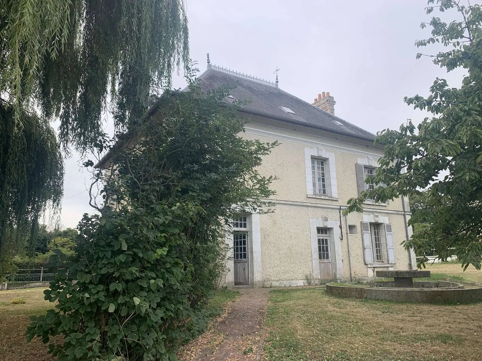 A VENDRE - Dans la région de SAINT PIERRE SUR DIVES (CALVADOS) corps de ferme avec 6 ha 90 a de terrain en bordure d'une rivière