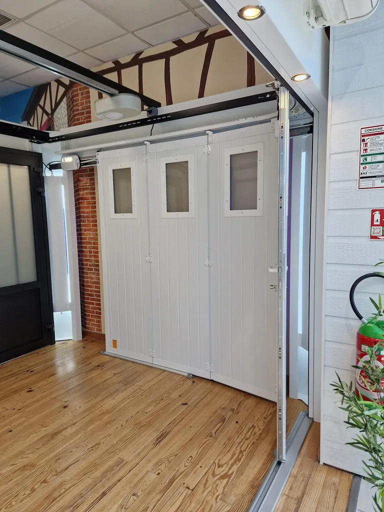 Porte de garage coulissante latérale droite en PVC de couleur blanche à Barentin