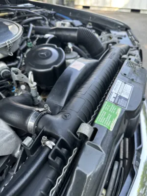 Nettoyage par cryogénie d’un moteur d’une Mercedes Classic 560 SEC à Saint- Avé dans le Morbihan près de Vannes
