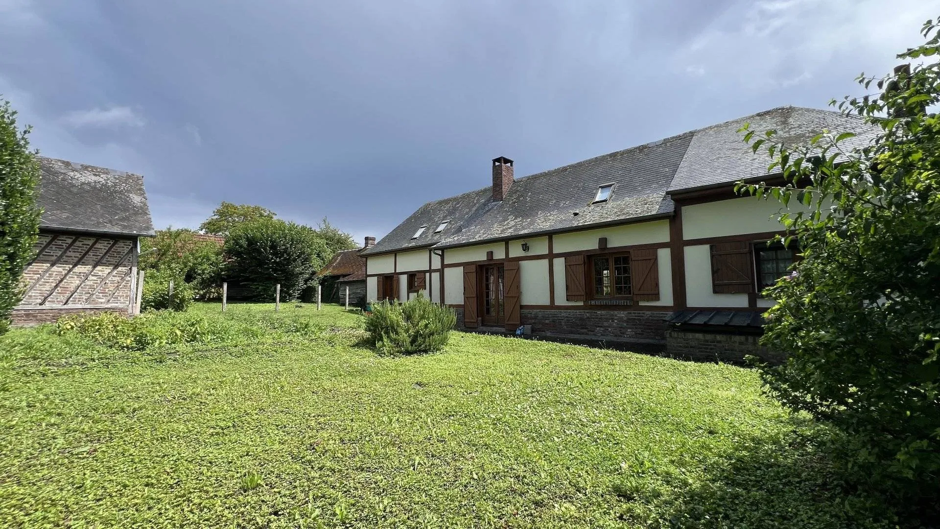 SOUS OFFRE Longère de 303m² avec maison principale 129m², 3 chambres, dépendances et garage, sur terrain arboré 8526m², idéal pour vie au calme à Saint-Riquier-en-Rivière 76440.