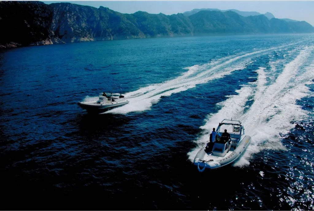 Séminaire d’entreprise sur un semi‑rigide L’Eden Boat, vue sur les falaises calcaires des Calanques