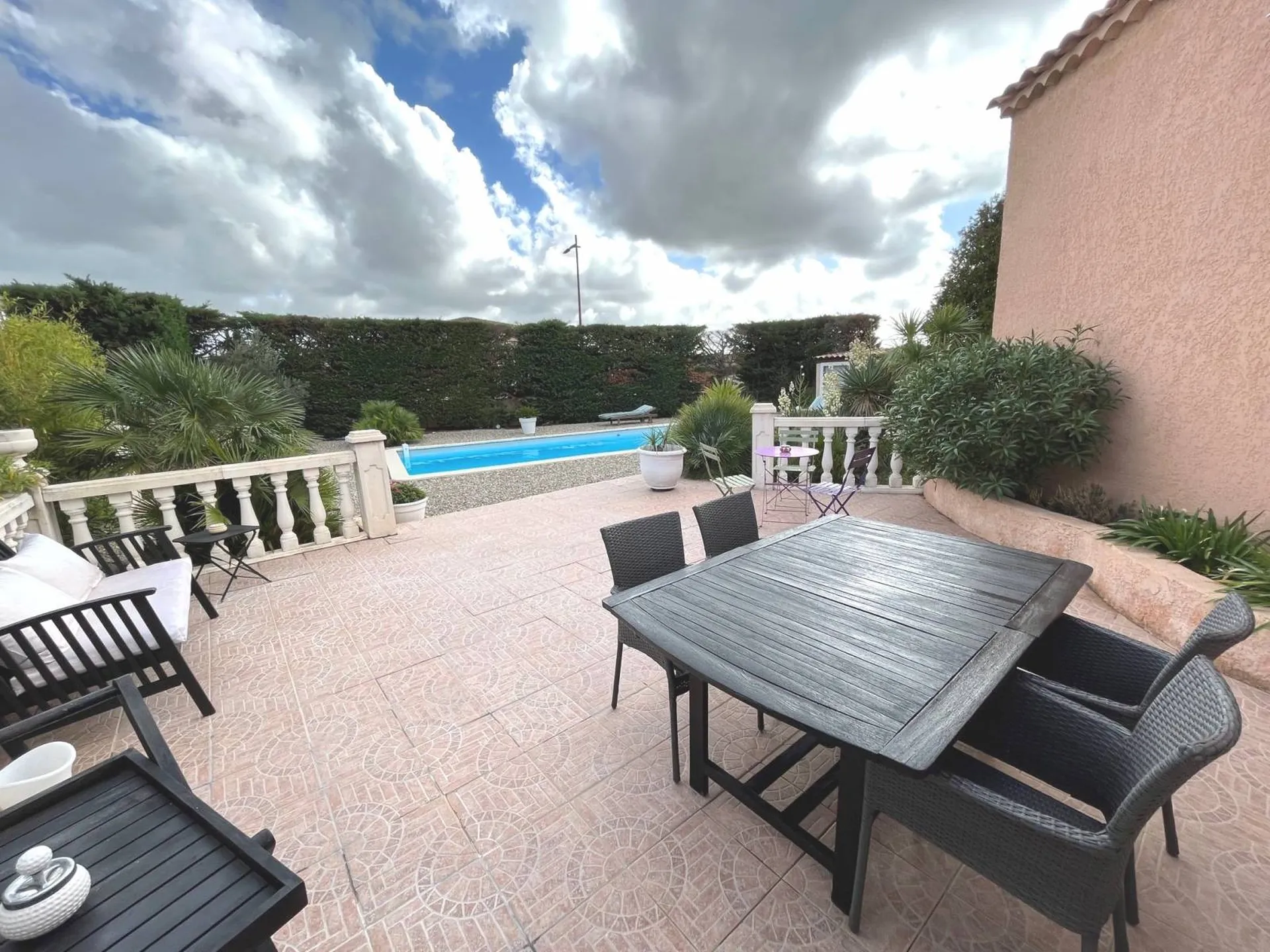 a vendre villa carnoux possible extension, terrasse, piscine, de pp