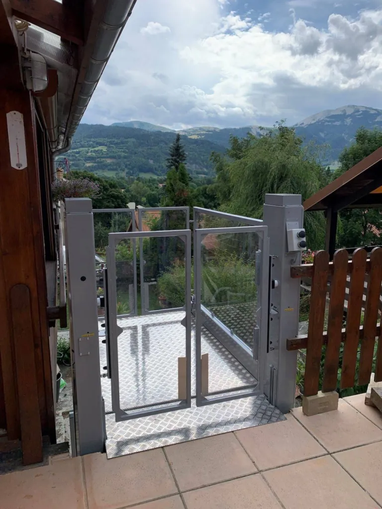 Les demies portes de la Strategos, plateforme verticale installée près d'Aix en Provence