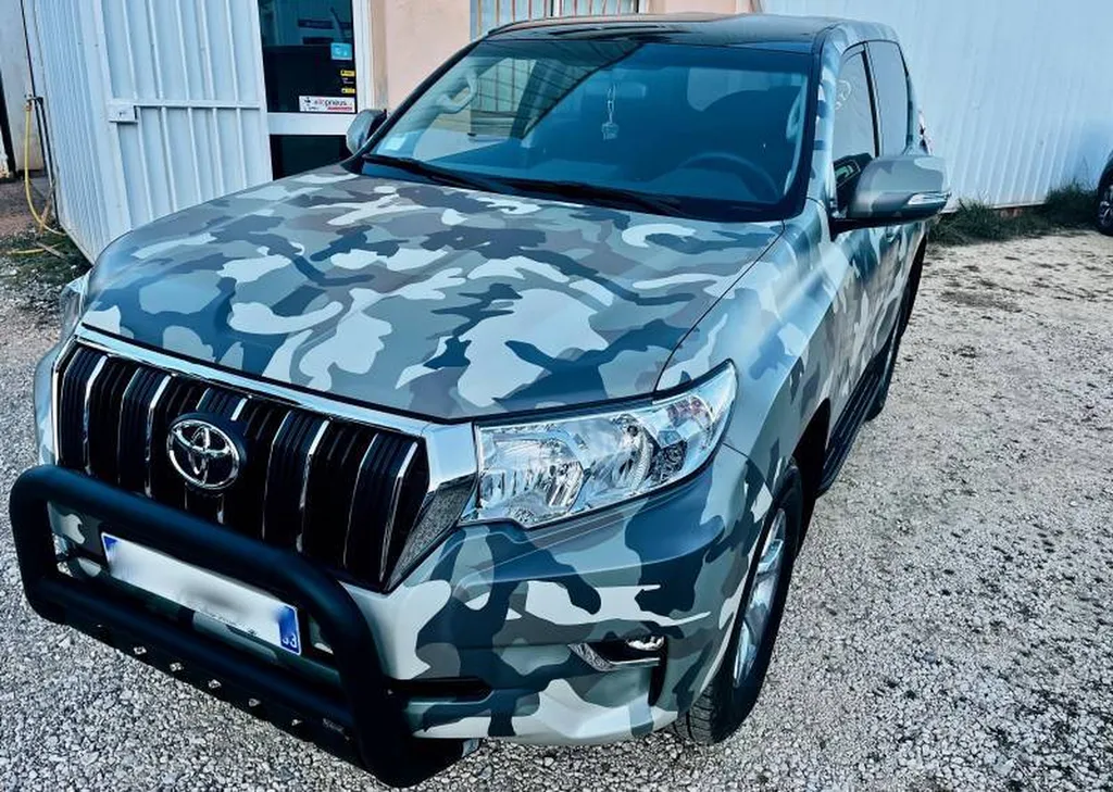 Réalisation d'un wrapping intégral sur un Toyota Land Cruiser à Toulon dans le 83